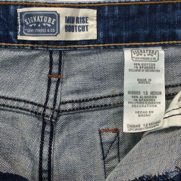 Levi's Signature Jeans Women's Size 12 Mid Rise Bootcut Med Wash Festive Stretch - Picture 2 of 9